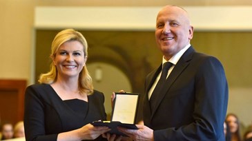 Hrvatska predsjednica odlikovala trojicu liječnika, članova HLK-a